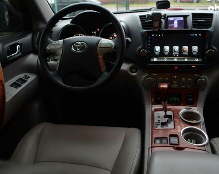 Серый Тойота Хайлендер, объемом двигателя 0 л и пробегом 221 тыс. км за 12000 $, фото 9 на Automoto.ua