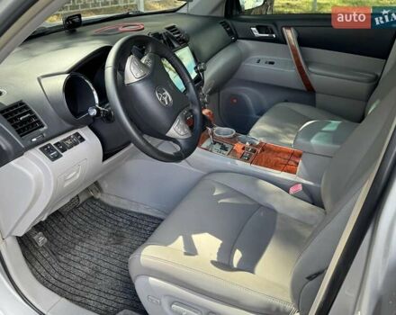 Тойота Хайлендер 2008 в Ирпене на Automoto.ua Серый Тойота Хайлендер, объемом двигателя 3.46 л и пробегом 389 тыс. км за 12500 $, фото 4 на Automoto.ua