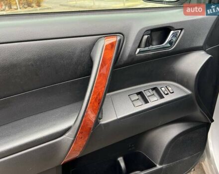 Серый Тойота Хайлендер, объемом двигателя 3.46 л и пробегом 235 тыс. км за 18490 $, фото 11 на Automoto.ua