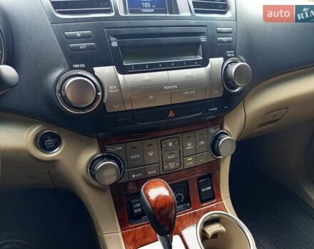 Сірий Тойота Хайлендер, об'ємом двигуна 3.46 л та пробігом 202 тис. км за 13000 $, фото 19 на Automoto.ua