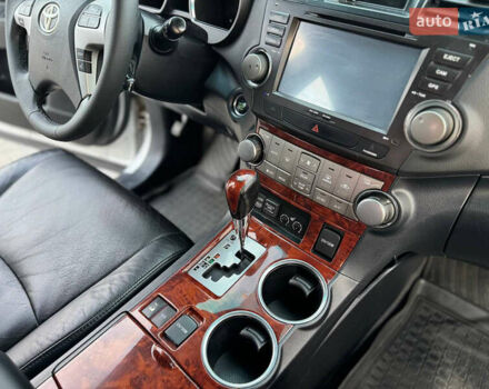 Серый Тойота Хайлендер, объемом двигателя 3.46 л и пробегом 206 тыс. км за 13800 $, фото 41 на Automoto.ua