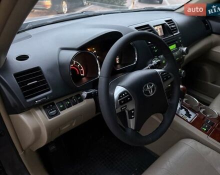 Серый Тойота Хайлендер, объемом двигателя 3.46 л и пробегом 205 тыс. км за 12700 $, фото 2 на Automoto.ua
