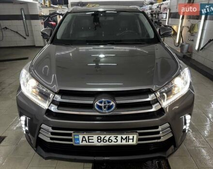 Серый Тойота Хайлендер, объемом двигателя 3.46 л и пробегом 237 тыс. км за 22500 $, фото 1 на Automoto.ua