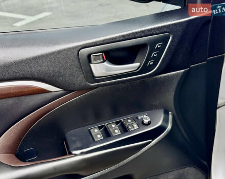 Тойота Хайлендер 2016 в Киеве на Automoto.ua Серый Тойота Хайлендер, объемом двигателя 3.46 л и пробегом 181 тыс. км за 28000 $, фото 33 на Automoto.ua