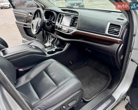 Тойота Хайлендер 2016 в Киеве на Automoto.ua Серый Тойота Хайлендер, объемом двигателя 3.46 л и пробегом 181 тыс. км за 28000 $, фото 27 на Automoto.ua