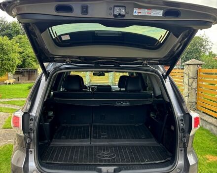 Серый Тойота Хайлендер, объемом двигателя 2.7 л и пробегом 262 тыс. км за 21000 $, фото 2 на Automoto.ua