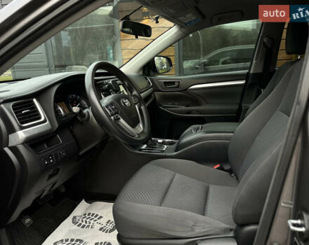 Сірий Тойота Хайлендер, об'ємом двигуна 2.7 л та пробігом 170 тис. км за 19500 $, фото 28 на Automoto.ua