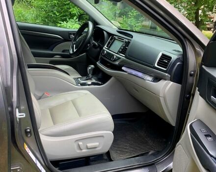 Серый Тойота Хайлендер, объемом двигателя 3.5 л и пробегом 77 тыс. км за 30000 $, фото 5 на Automoto.ua