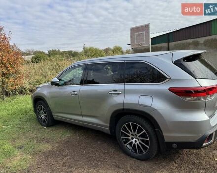 Серый Тойота Хайлендер, объемом двигателя 3.46 л и пробегом 236 тыс. км за 25000 $, фото 1 на Automoto.ua