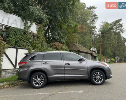 Серый Тойота Хайлендер, объемом двигателя 3.46 л и пробегом 127 тыс. км за 30000 $, фото 1 на Automoto.ua