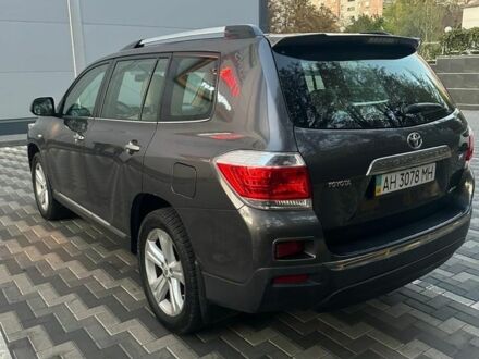 Тойота Хайлендер 2011 у Краматорске на Automoto.ua Сірий Тойота Хайлендер, об'ємом двигуна 3.5 л та пробігом 400 тис. км за 14000 $, фото 1 на Automoto.ua