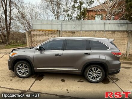 Тойота Хайлендер 2015 в Кривом Роге на Automoto.ua Серый Тойота Хайлендер, объемом двигателя 2.7 л и пробегом 124 тыс. км за 24800 $, фото 1 на Automoto.ua
