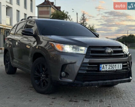 Сірий Тойота Хайлендер, об'ємом двигуна 3.46 л та пробігом 206 тис. км за 21000 $, фото 1 на Automoto.ua