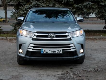 Тойота Хайлендер 2017 у Дніпро (Дніпропетровську) на Automoto.ua Сірий Тойота Хайлендер, об'ємом двигуна 3.5 л та пробігом 33 тис. км за 35900 $, фото 1 на Automoto.ua