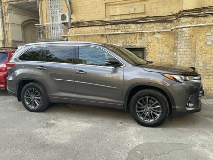 Тойота Хайлендер 2017 у Києві на Automoto.ua Сірий Тойота Хайлендер, об'ємом двигуна 2.7 л та пробігом 172 тис. км за 30098 $, фото 1 на Automoto.ua
