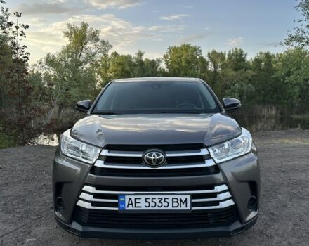 Серый Тойота Хайлендер, объемом двигателя 2.7 л и пробегом 125 тыс. км за 25000 $, фото 1 на Automoto.ua