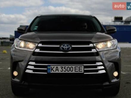 Тойота Хайлендер 2018 в Киеве на Automoto.ua Серый Тойота Хайлендер, объемом двигателя 3.46 л и пробегом 145 тыс. км за 30000 $, фото 1 на Automoto.ua