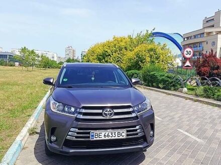 Тойота Хайлендер 2019 в Николаеве на Automoto.ua Серый Тойота Хайлендер, объемом двигателя 3.46 л и пробегом 60 тыс. км за 37800 $, фото 1 на Automoto.ua