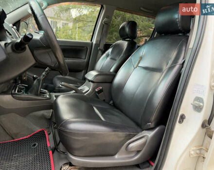 Белый Тойота Хайлюкс, объемом двигателя 2.49 л и пробегом 370 тыс. км за 17000 $, фото 36 на Automoto.ua