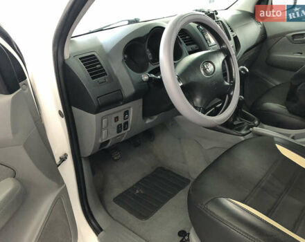 Белый Тойота Хайлюкс, объемом двигателя 2.5 л и пробегом 310 тыс. км за 18900 $, фото 16 на Automoto.ua