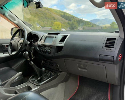 Белый Тойота Хайлюкс, объемом двигателя 2.49 л и пробегом 370 тыс. км за 17000 $, фото 23 на Automoto.ua