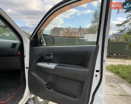 Белый Тойота Хайлюкс, объемом двигателя 2.49 л и пробегом 370 тыс. км за 17000 $, фото 31 на Automoto.ua