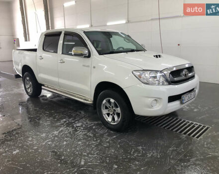 Белый Тойота Хайлюкс, объемом двигателя 2.5 л и пробегом 310 тыс. км за 18900 $, фото 3 на Automoto.ua