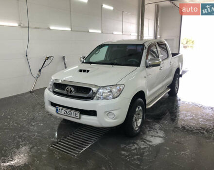 Белый Тойота Хайлюкс, объемом двигателя 2.5 л и пробегом 310 тыс. км за 18900 $, фото 1 на Automoto.ua
