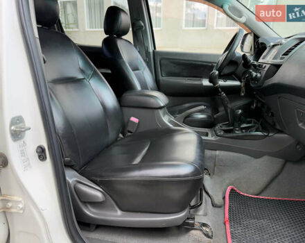 Белый Тойота Хайлюкс, объемом двигателя 2.49 л и пробегом 370 тыс. км за 17000 $, фото 34 на Automoto.ua