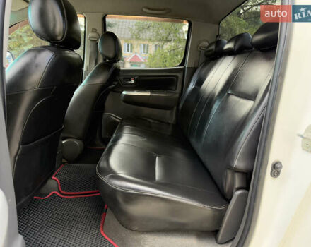 Белый Тойота Хайлюкс, объемом двигателя 2.49 л и пробегом 370 тыс. км за 17000 $, фото 33 на Automoto.ua