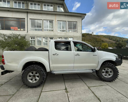 Белый Тойота Хайлюкс, объемом двигателя 2.49 л и пробегом 370 тыс. км за 17000 $, фото 5 на Automoto.ua