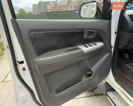 Белый Тойота Хайлюкс, объемом двигателя 2.49 л и пробегом 370 тыс. км за 17000 $, фото 28 на Automoto.ua