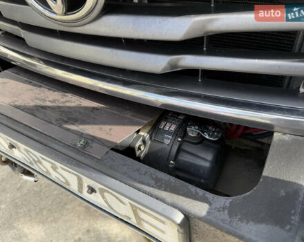 Белый Тойота Хайлюкс, объемом двигателя 2.49 л и пробегом 370 тыс. км за 17000 $, фото 38 на Automoto.ua