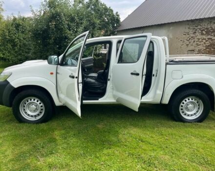 Белый Тойота Хайлюкс, объемом двигателя 2 л и пробегом 79 тыс. км за 8400 $, фото 2 на Automoto.ua