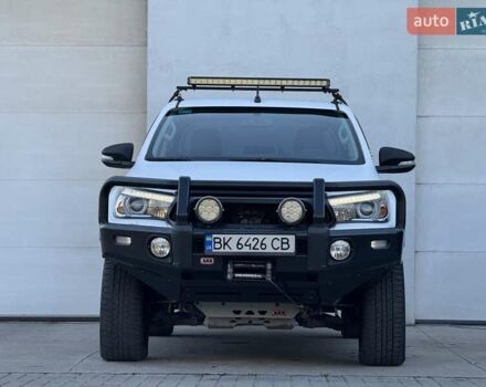 Тойота Хайлюкс 2016 в Сарнах на Automoto.ua Белый Тойота Хайлюкс, объемом двигателя 2.8 л и пробегом 174 тыс. км за 31900 $, фото 2 на Automoto.ua