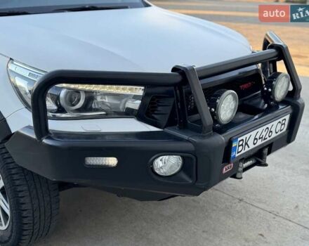 Тойота Хайлюкс 2016 в Сарнах на Automoto.ua Белый Тойота Хайлюкс, объемом двигателя 2.8 л и пробегом 174 тыс. км за 31900 $, фото 20 на Automoto.ua