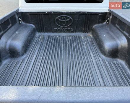 Белый Тойота Хайлюкс, объемом двигателя 2.8 л и пробегом 280 тыс. км за 25000 $, фото 19 на Automoto.ua