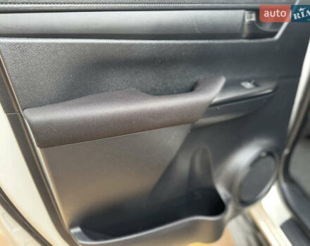 Белый Тойота Хайлюкс, объемом двигателя 2.4 л и пробегом 209 тыс. км за 20500 $, фото 16 на Automoto.ua