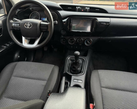 Белый Тойота Хайлюкс, объемом двигателя 2.4 л и пробегом 209 тыс. км за 20500 $, фото 12 на Automoto.ua