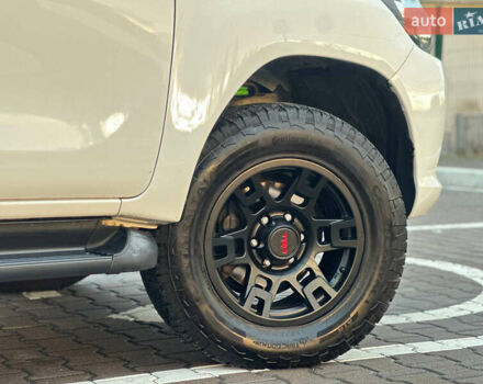 Белый Тойота Хайлюкс, объемом двигателя 2.8 л и пробегом 251 тыс. км за 25500 $, фото 1 на Automoto.ua