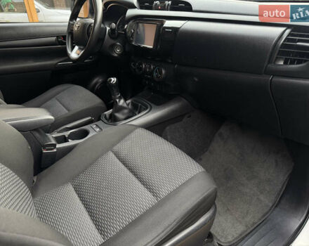 Белый Тойота Хайлюкс, объемом двигателя 2.4 л и пробегом 209 тыс. км за 20500 $, фото 11 на Automoto.ua