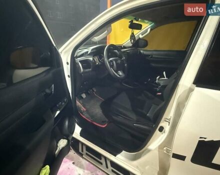 Белый Тойота Хайлюкс, объемом двигателя 2.39 л и пробегом 176 тыс. км за 33500 $, фото 13 на Automoto.ua