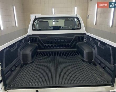 Белый Тойота Хайлюкс, объемом двигателя 2.4 л и пробегом 16 тыс. км за 40777 $, фото 45 на Automoto.ua