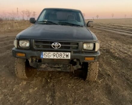 Білий Тойота Хайлюкс, об'ємом двигуна 2.4 л та пробігом 400 тис. км за 3500 $, фото 1 на Automoto.ua