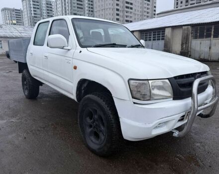 Белый Тойота Хайлюкс, объемом двигателя 2.5 л и пробегом 244 тыс. км за 5000 $, фото 1 на Automoto.ua