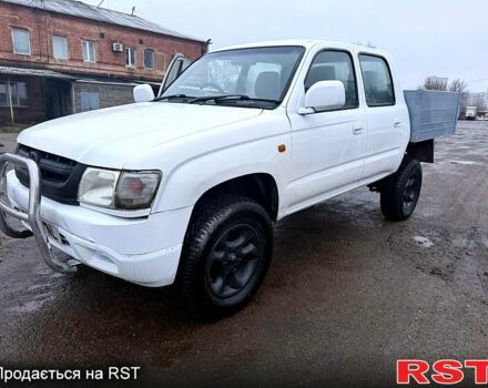 Белый Тойота Хайлюкс, объемом двигателя 2.5 л и пробегом 244 тыс. км за 4500 $, фото 1 на Automoto.ua