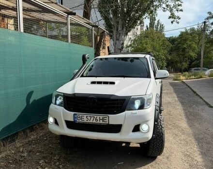 Белый Тойота Хайлюкс, объемом двигателя 3 л и пробегом 325 тыс. км за 27000 $, фото 1 на Automoto.ua
