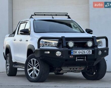 Тойота Хайлюкс 2016 в Сарнах на Automoto.ua Белый Тойота Хайлюкс, объемом двигателя 2.8 л и пробегом 174 тыс. км за 31900 $, фото 1 на Automoto.ua