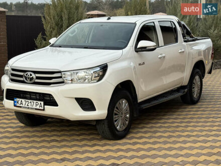 Белый Тойота Хайлюкс, объемом двигателя 2.4 л и пробегом 209 тыс. км за 20500 $, фото 1 на Automoto.ua