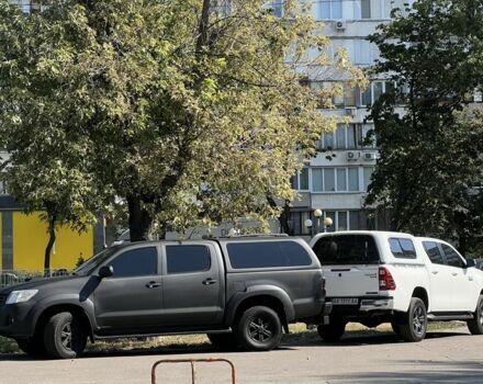 Черный Тойота Хайлюкс, объемом двигателя 2.5 л и пробегом 434 тыс. км за 10000 $, фото 2 на Automoto.ua